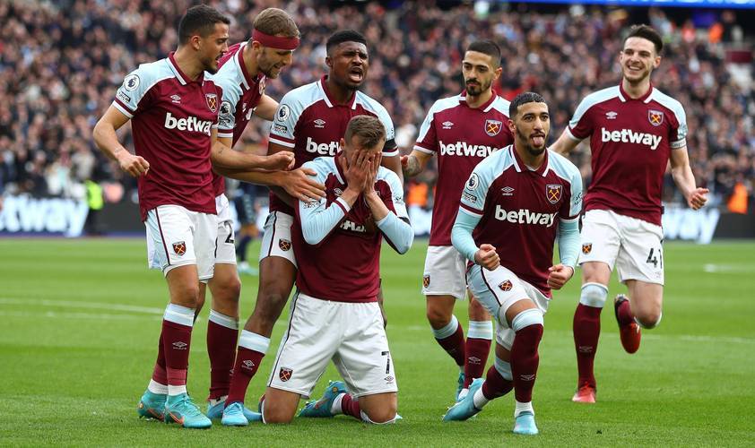 中后卫极限拦截救球队一命