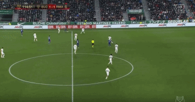 杨瀚森强打篮下造成犯规 两罚全中