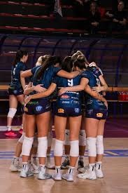 猛龙出现忠实美女球迷！身材火辣的她已连续多个赛季坐场边看球